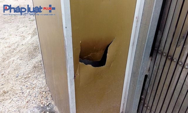 Phần trước của ngôi nhà bị vật cứng ném trúng, gây thủng một lỗ lớn.