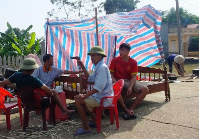 Trời nắng lên khiến sinh hoạt của người dân càng thêm vất vả