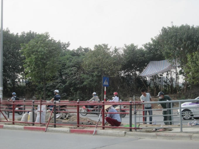 Các công nhân vẫn đang miệt mài thi công.