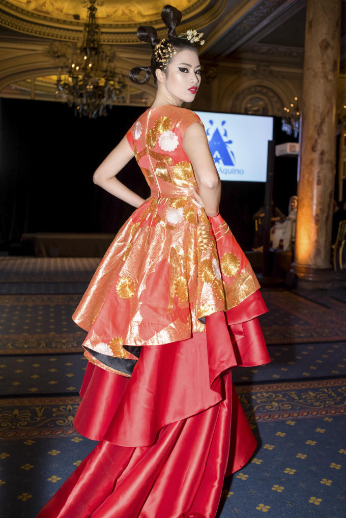 Nguyễn Thị Thành tung ảnh diễn thời trang ở Cannes, dập tin đồn “nổ” để nổi tiếng