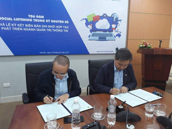 GS.TS Phạm Quang Minh, Hiệu trưởng USSH và ông Nguyễn Phan Huy Khôi, Chủ tịch Bảo Ninh Investment kí kết chương trình hợp tác phát triển ngành Quản trị thông tin.