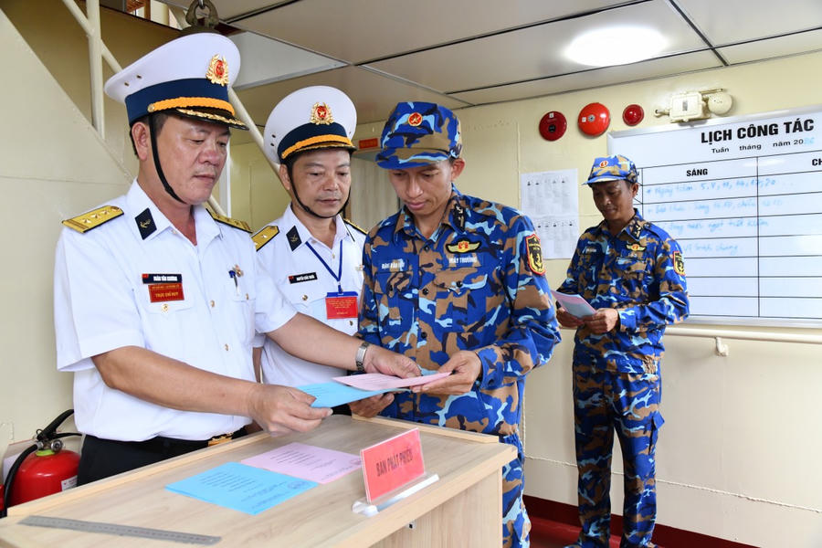 cử tri nhận phiếu bầu cử