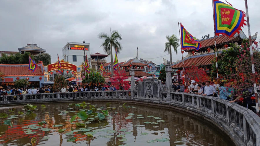 Hàng vạn người đổ về chợ “mua may, bán rủi” Viềng Xuân- Phủ Dầy