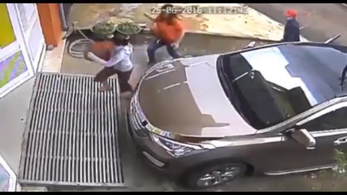 Hung thủ vác mã tấu truy sát người phụ nữ.