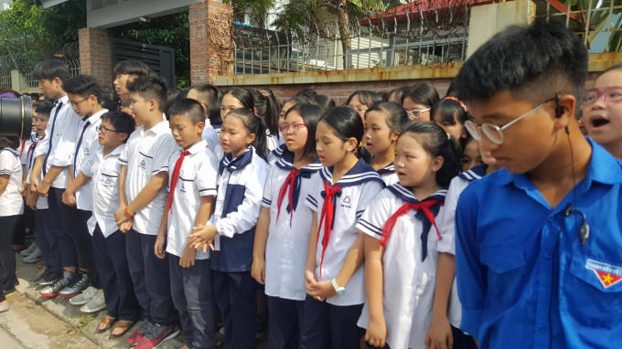 Nhiều em học sinh bật khóc nức nở dõi theo chiếc xe chở linh cữu thầy Văn Như Cương.