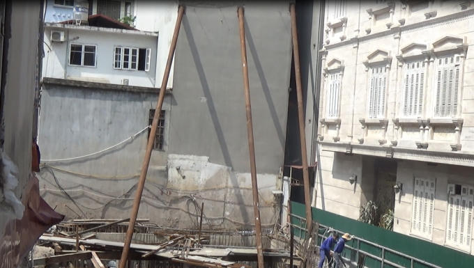 Ngôi nhà 206 Đội Cấn có nguy cơ đổ sập bất cứ lúc nào, phải chống lưng với 3 cột thép