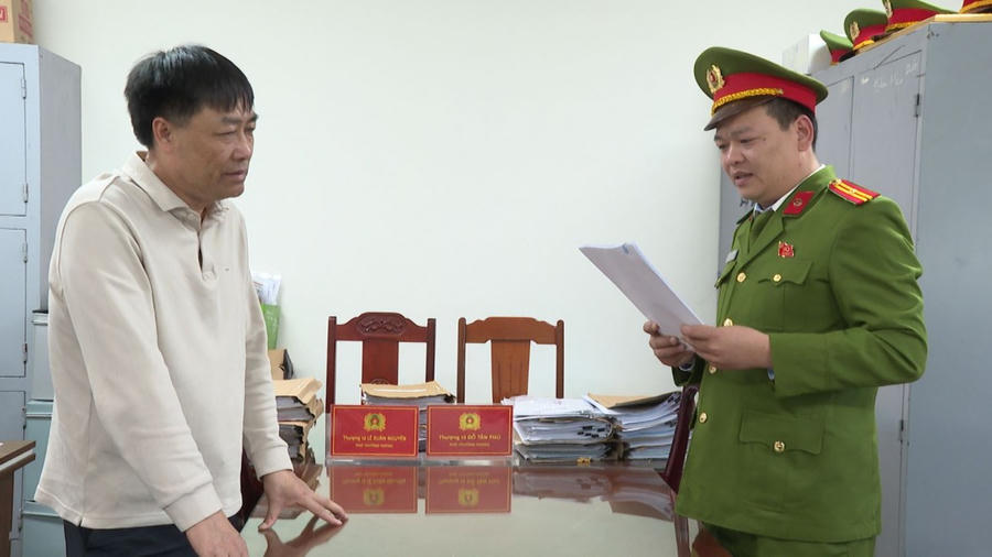 Thi hành Quyết định khởi tố bị can đối với Nguyễn Xuân Biên.
