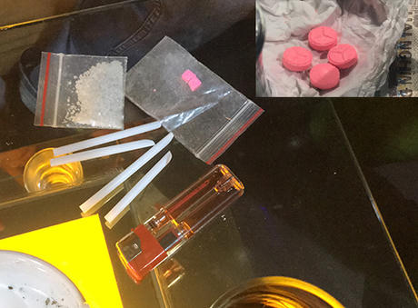 Nhiều túi tinh thể, viên nén nghi là ma tuý bị tìm thấy. Ảnh: Quốc Thắng.