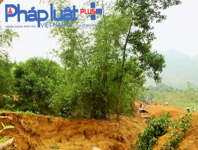 2 chiếc máy xúc cũng được huy động đào bới. (Ảnh Tiến Vũ)