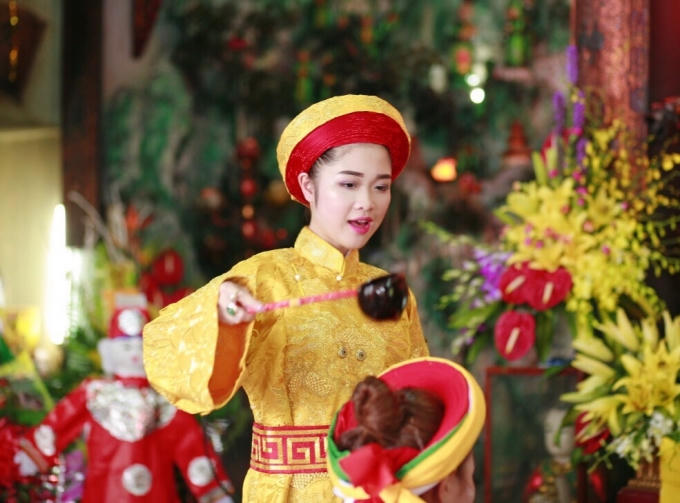 Cô là một thanh đồng trẻ tuổi nhất kinh bắc và đã 15 năm theo hầu mẫu.