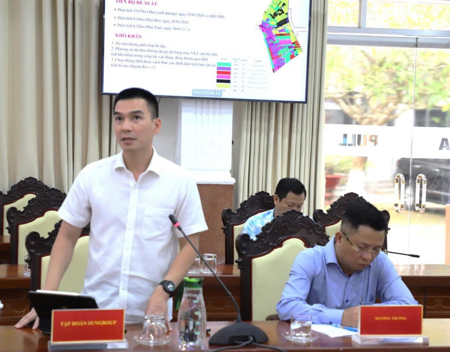 Ông Võ Mạnh Quang đại diện Tập đoàn Sungroup báo cáo tiến độ triển khai thực hiện phát biểu tại cuộc họp