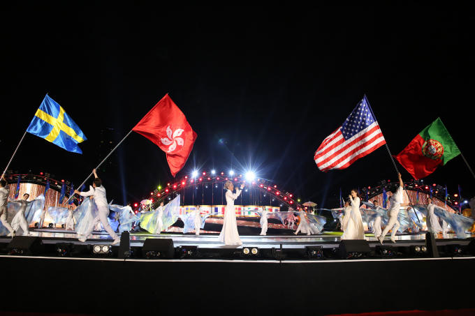 Sân khấu chính DIFF 2018 bừng sáng trên sông Hàn.