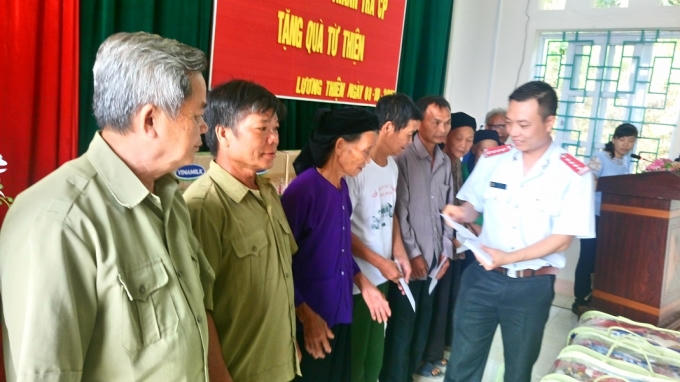 Báo Thanh tra, trao quà cho mẹ VNAH Vương Thị Dói và các gia đình thương binh, liệt sỹ.