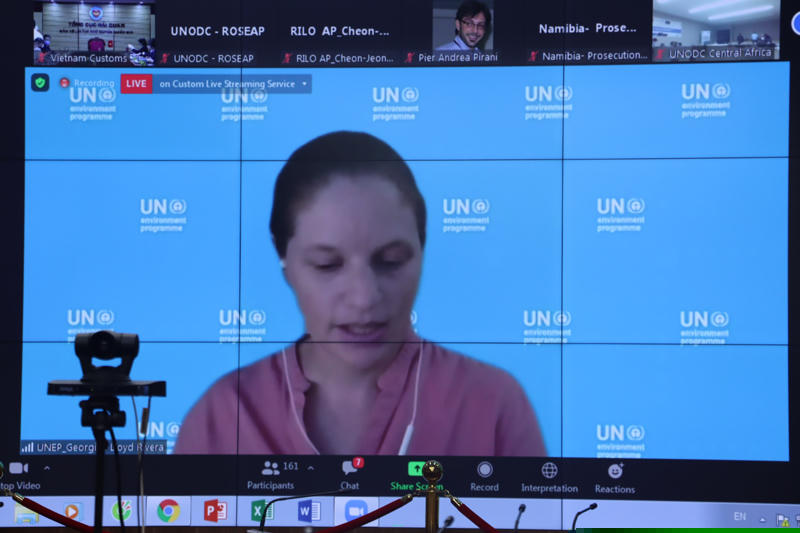 Bà Georgina Lloyd, điều phối viên của UNEP dẫn chương trình tại Lễ trao giải.