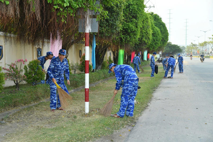 Cán bộ, đoàn viên thanh niên Bộ Tư lệnh Vùng Cảnh sát biển 4 tổng vệ sinh môi trường