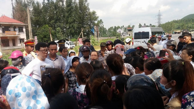 Hàng trăm công nhân vô cùng bức xúc trước thái độ của người dân tại đây khi tự ý cấm đường, chặn xe đưa đón công nhân.