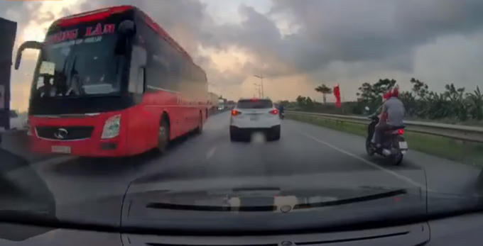 Xe khách Tùng Lâm lao ngược chiều trên QL1A.