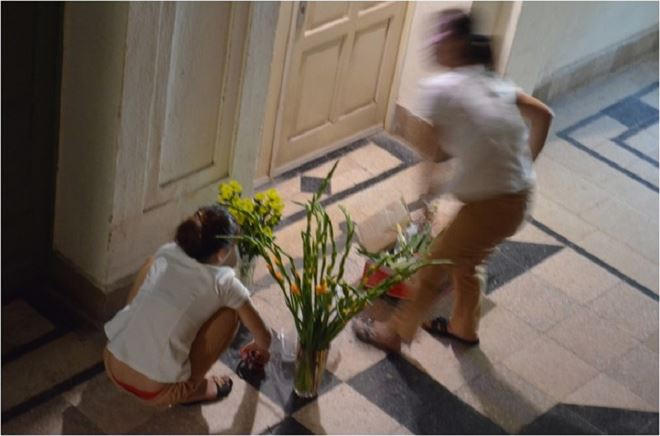 Nhân viên của cơ sở spa chiếm dụng lối đi chung để làm việc riêng gây ảnh hưởng đến việc đi lại của các hộ dân.