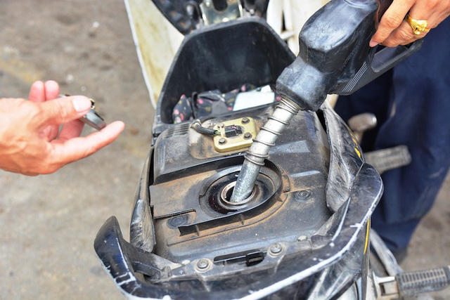 Người dân sử dụng xăng sinh học E5 thân thiện môi trường.