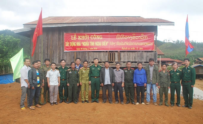 Bộ chỉ huy Bộ đội Biên phòng tỉnh Kon Tum làm lễ khởi công xây dựng nhà" Nghĩa tình ngoại biên" tại Atapưr- Lào