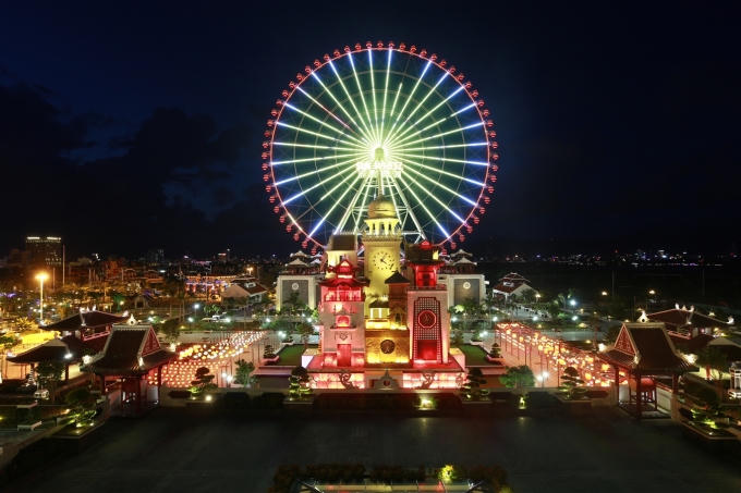 Từ ngày 19/12, Asia Park bắt đầu khoác áo mới từ khu vực cổng thành cho đến vòng quay Sun Wheel. Sắc đỏ - trắng – xanh đặc trưng mùa Noel phủ lên khắp không gian công viên những gam màu tươi vui, ấm áp.