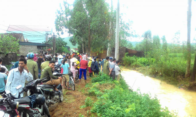 Hiện tại lực lượng chức năng và người dân đang khẩn trương tìm kiếm nạn nhân.