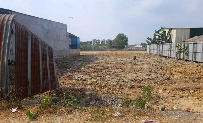 T&ocirc;n cũ được qu&acirc;y b&ecirc;n ngo&agrave;i c&ocirc;ng tr&igrave;nh x&acirc;y dựng h&ograve;ng che mắt cơ quan chức năng.