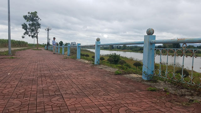 Nhiều tấm sắt đã bị kẻ gian lấy mất trong thời gian dài.
