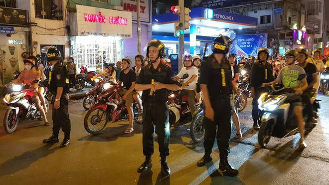 Lực lượng Công an TP HCM tiến hành kiểm tra, xử lý đối với những tốp người "đi bão"