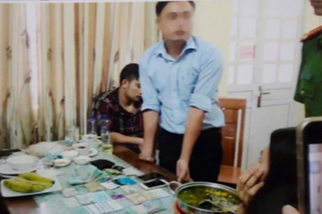Nhà báo Lê Duy Phong (đứng) tại hiện trường vụ án.