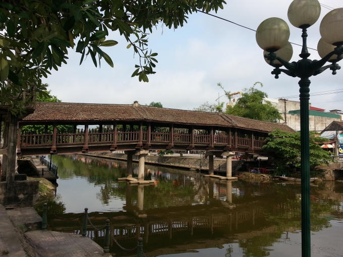 Cầu ngói Phát Diệm, huyện Kim Sơn, tỉnh Ninh Bình.