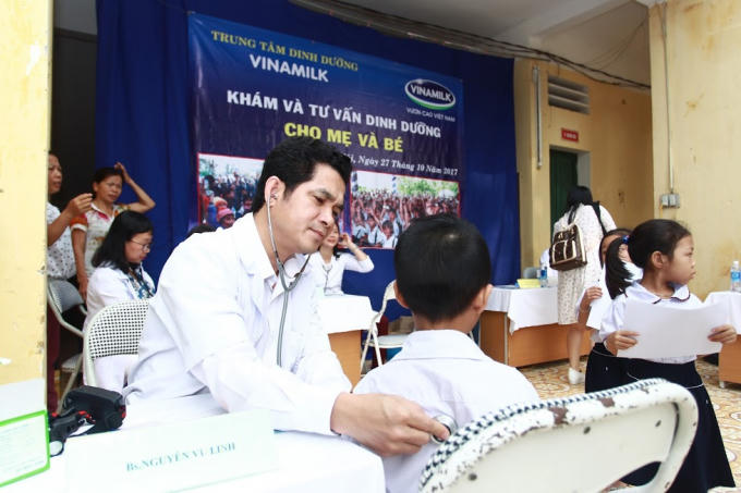 Bác sĩ từ Trung tâm tư vấn dinh dưỡng tới khám và tư vấn cho các em học sinh và thầy cô giáo trường Tiểu học Nam Phương Tiến A.