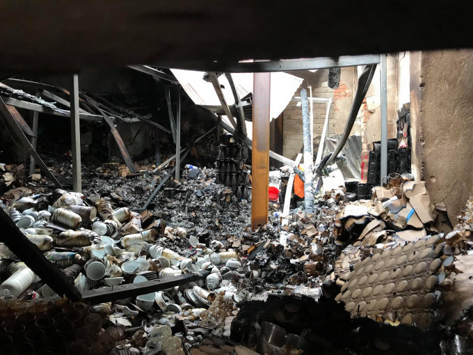Hình ảnh hàng hóa bị thiêu rụi trong vụ cháy kinh hoàng gần chợ Vinh