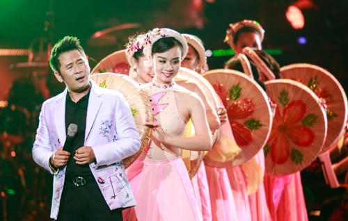 Bằng Kiều lần đầu h&aacute;t bolero tr&ecirc;n s&acirc;n khấu