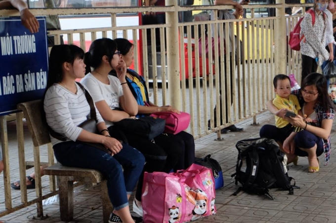 Hình ảnh hàng vạn người tay xách nách mang trở lại Thủ đô sau kỳ nghỉ lễ