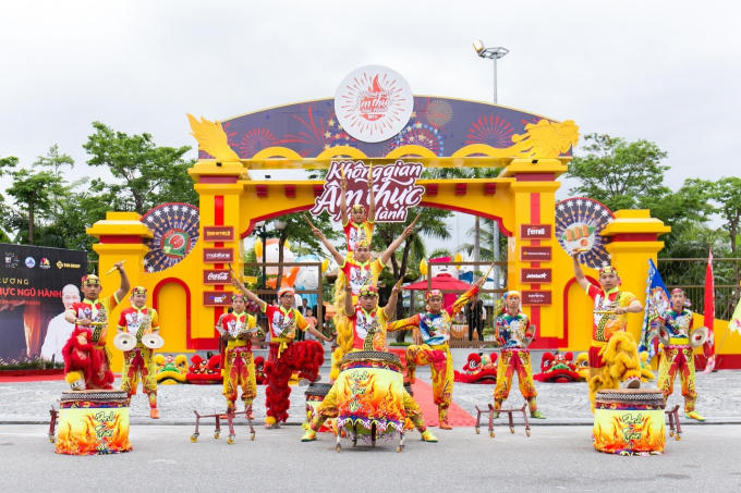 Góp thêm cho sự tưng bừng ấy là Không gian ẩm thực Ngũ hành tại số 1 Phan Đăng Lưu, với không chỉ hàng trăm món ăn thay đổi thường xuyên mà còn cả những sự kiện hoạt náo rộn rã.