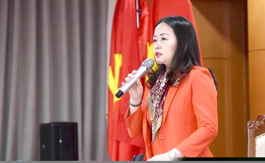 Phó Bí thư Đảng uỷ, Phó Tổng biên tập phụ trách Báo Đại biểu Nhân dân Phạm Thị Thanh Huyền trả lời ý kiến, kiến nghị tại Hội nghịẢnh: Quang Khánh