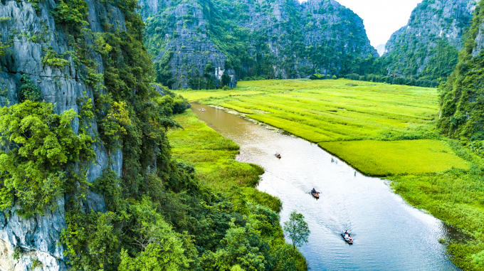 Mùa hè cũng là thời điểm tuyệt nhất để đến Tam Cốc, vừa để tránh cái nóng oi bức, vừa để thư giãn, xua tan đi cái âm thanh nhộn nhịp của phố thị, hòa mình cùng thiên nhiên của một chốn đồng quê yên tĩnh.