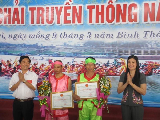 2 đội bơi Chải phường Dữu Lâu và Phường Lâu đồng giải ba. (Ảnh: Thu Hường)