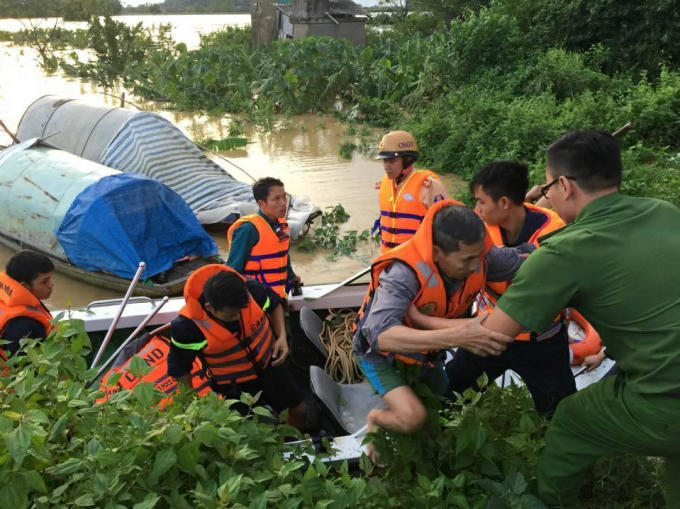Lực lượng cảnh sát PCCC Thanh Hóa đã có mặt tại nhiều huyện xảy ra ngập lụt để giúp dân chống lũ.