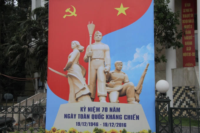 Pa-nô chào mừng kỷ niệm ngày toàn quốc kháng chiến.