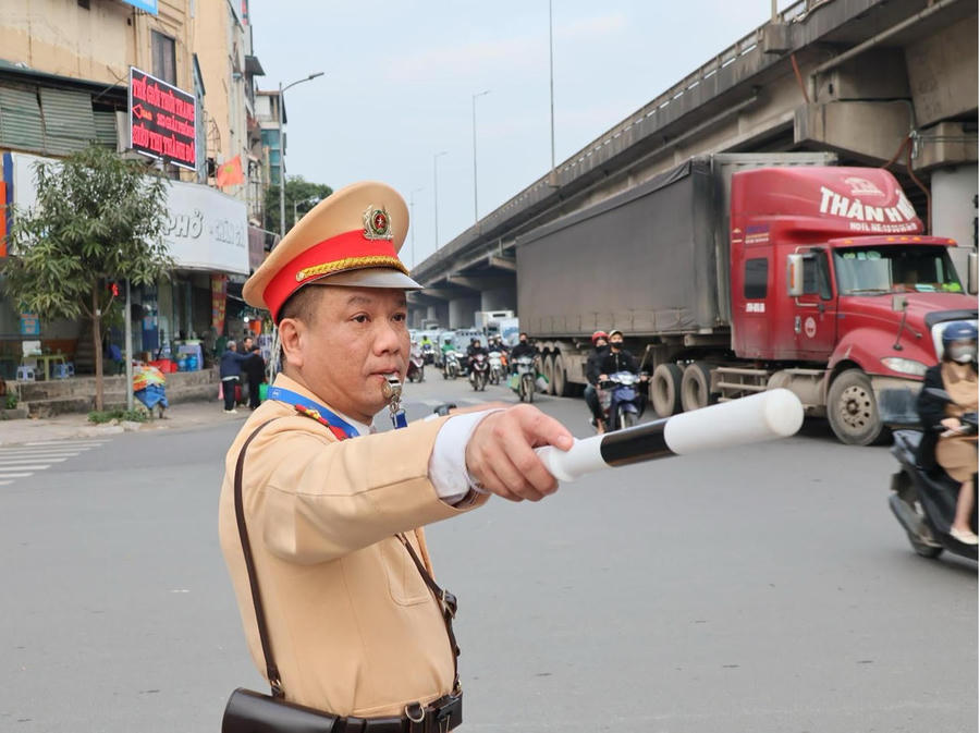 Đội CSGT đường bộ số 14 bố trí lực lượng làm nhiệm vụ tại Giải Phóng – Đỗ Mười.