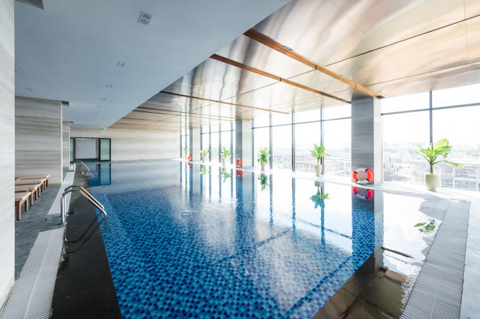 Ngoài bể bơi vô cực trên cao, FLC Grand Hotel Samson cũng sở hữu bể bơi bốn mùa trong nhà - lựa chọn tuyệt vời cho những du khách thích ngâm mình thư giãn trong làn nước ấm, đặc biệt là vào mùa đông giá lạnh.