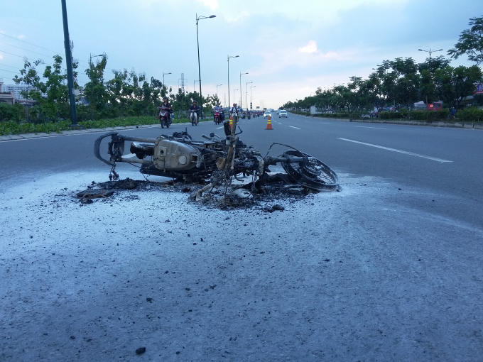 Xe máy cháy rụi sau va chạm.