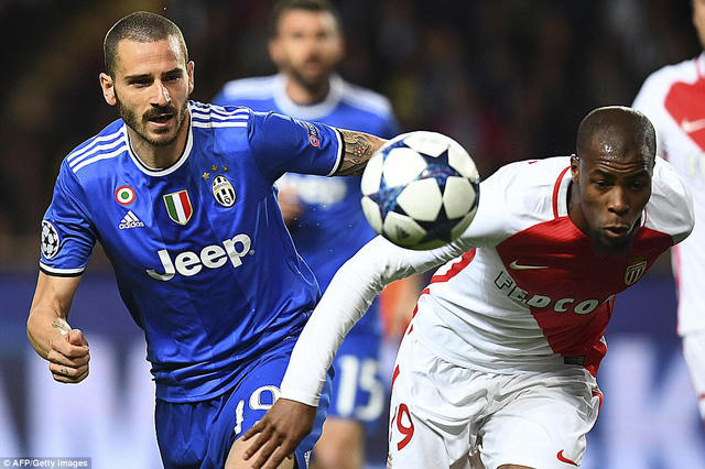 Djibril Sidibe luôn bị Leonardo Bonucci theo sát như hình với bóng.