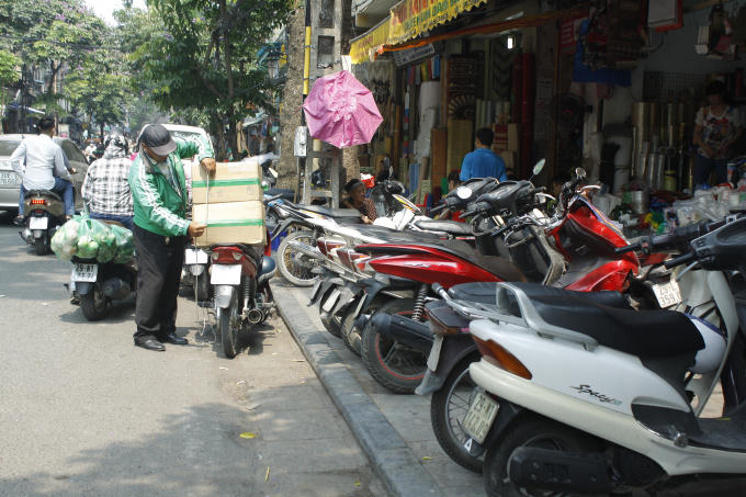 Trên khắp các con phố, tình trạng để xe lấn chiếm vỉa hè, thậm chí còn tràn xuống lòng đường