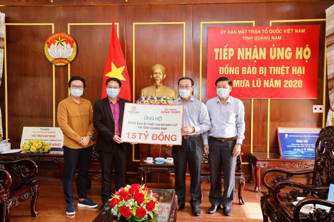 Đại diện Tập đoàn Hưng Thịnh trao bảng tượng trưng ủng hộ đồng bào vùng lũ tại tỉnh Quảng Nam cho ông Võ Xuân Ca - Chủ tịch UB MTTQ Việt Nam tỉnh Quảng Nam.
