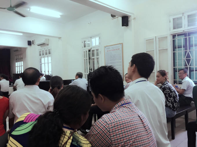 Có rất đông người dân có mặt trong phiên tòa xét xử vụ án Kinh doanh thương mai về việc đòi tiền thuê kiot giữa công ty TNHH MTV Dịch vụ nhà ở và Đô thị và bà Trần Bạch Điệp.