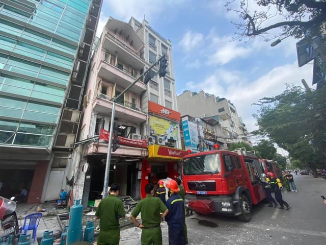 Hiện trường vụ nổ tại phố Cửa Nam.