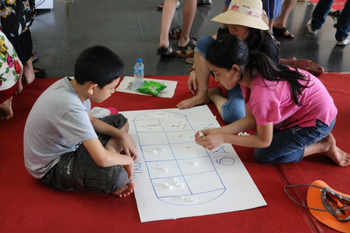 Các em tập trung cao độ vào trò chơi ô ăn quan.